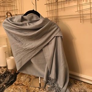Vimate gray scarf